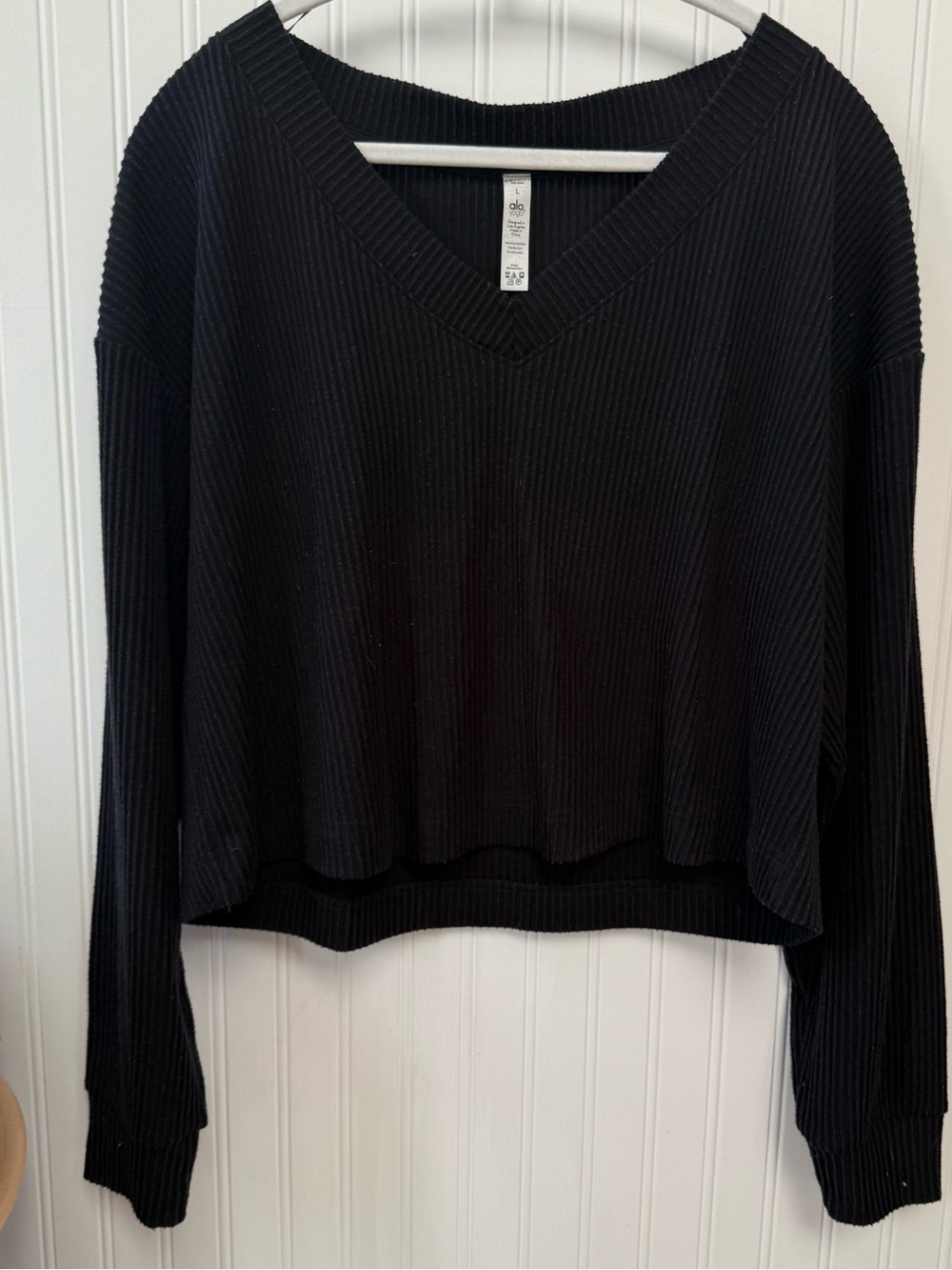 ALO Yoga Black Ribbed V-Neck Cropped Pullover
